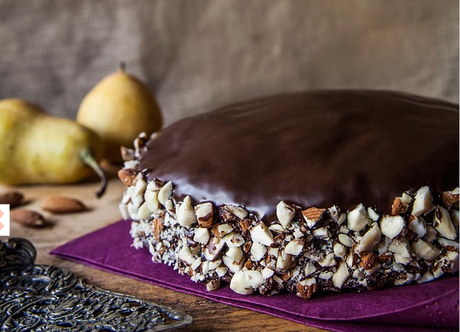 Torta di pere allo zafferano con glassa al cioccolato