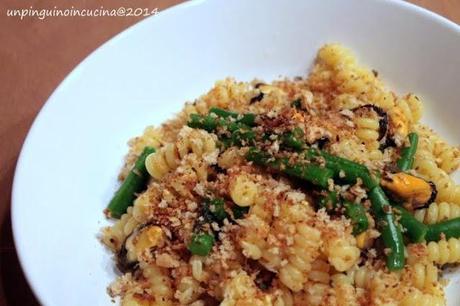 Fusilli con cozze e briciole croccanti