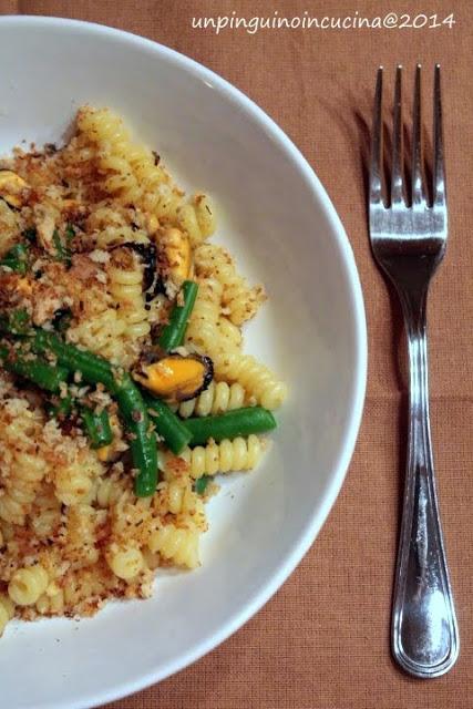 Fusilli con cozze e briciole croccanti