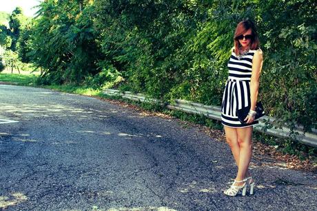 Outfit: abito corto a righe bianche e nere