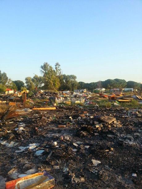 Siete liberi di non crederci ma queste foto non si riferiscono ad un'area di guerra. Sono state scattate l'altro ieri nel XIV Municipio, nell'area che costeggia il campo nomadiXIV