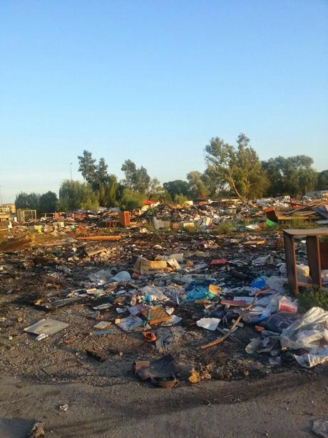 Siete liberi di non crederci ma queste foto non si riferiscono ad un'area di guerra. Sono state scattate l'altro ieri nel XIV Municipio, nell'area che costeggia il campo nomadiXIV