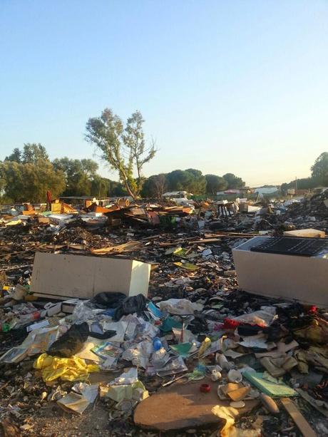 Siete liberi di non crederci ma queste foto non si riferiscono ad un'area di guerra. Sono state scattate l'altro ieri nel XIV Municipio, nell'area che costeggia il campo nomadiXIV
