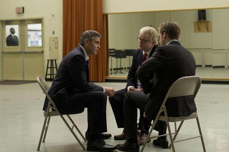 George Clooney (Mike Morris), Philip Seymour Hoffman (Paul Zara) e Ryan Gosling (Stephen Meyers)