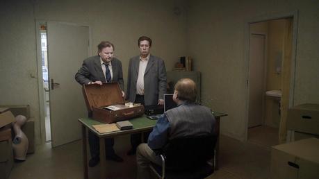 A Pigeon Sat On a Branch Reflecting Existence - La Recensione