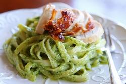 Un piatto di pasta al pesto