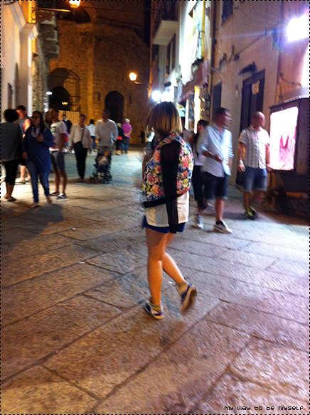 #ootn: Alghero by night (Skorts e sneakers in blu e giallo fluo, Sardegna giorno 2)