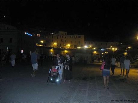 #ootn: Alghero by night (Skorts e sneakers in blu e giallo fluo, Sardegna giorno 2)