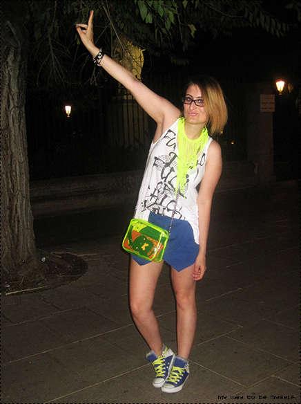 #ootn: Alghero by night (Skorts e sneakers in blu e giallo fluo, Sardegna giorno 2)