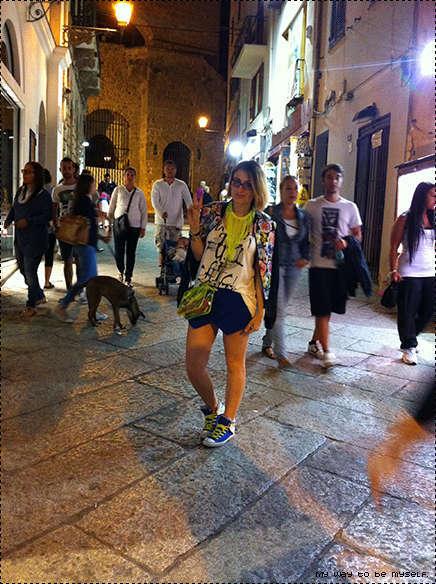 #ootn: Alghero by night (Skorts e sneakers in blu e giallo fluo, Sardegna giorno 2)