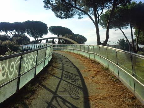 Le condizioni indecenti della passerella pedonale che unisce le due parti di Villa Pamphili. Tutto in abbandono, architetture di qualità incluse Le condizioni indecenti della passerella pedonale che unisce le due parti di Villa Pamphili. Tutto in abbandono, architetture di qualità incluse