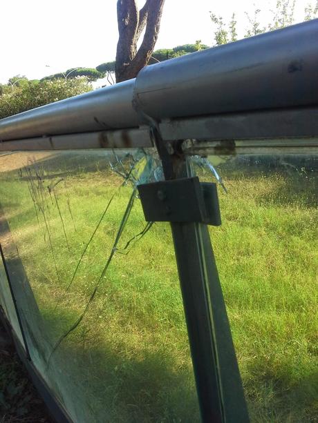 Le condizioni indecenti della passerella pedonale che unisce le due parti di Villa Pamphili. Tutto in abbandono, architetture di qualità incluse Le condizioni indecenti della passerella pedonale che unisce le due parti di Villa Pamphili. Tutto in abbandono, architetture di qualità incluse