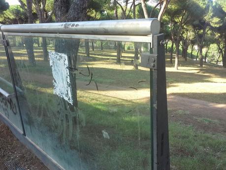 Le condizioni indecenti della passerella pedonale che unisce le due parti di Villa Pamphili. Tutto in abbandono, architetture di qualità incluse Le condizioni indecenti della passerella pedonale che unisce le due parti di Villa Pamphili. Tutto in abbandono, architetture di qualità incluse