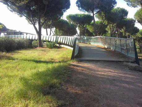 Le condizioni indecenti della passerella pedonale che unisce le due parti di Villa Pamphili. Tutto in abbandono, architetture di qualità incluse