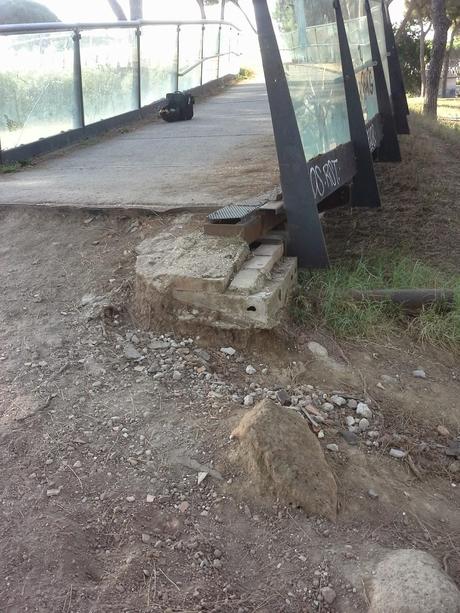 Le condizioni indecenti della passerella pedonale che unisce le due parti di Villa Pamphili. Tutto in abbandono, architetture di qualità incluse Le condizioni indecenti della passerella pedonale che unisce le due parti di Villa Pamphili. Tutto in abbandono, architetture di qualità incluse