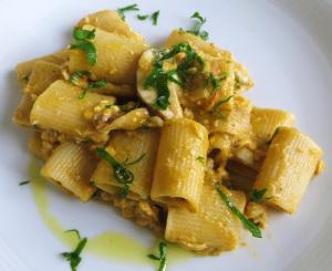 mezze_maniche_alla_crema_di_caponata_gallinella_e_funghi_porcini