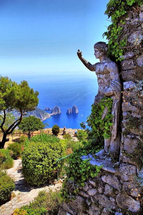 L’isola di Capri per un mese diventa scena e spazio espositivo diffuso, outdoor e indoor