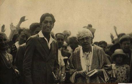 Krishnamurti con Anne Besant nel 1926, due anni prima che l'Ordine venisse sciolto.