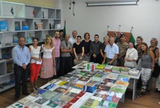 Kosovo/ Base “Villaggio Italia”, attività CIMIC. Il contingente italiano e la “Dante Alighieri” donano libri alla Biblioteca di Gjakova