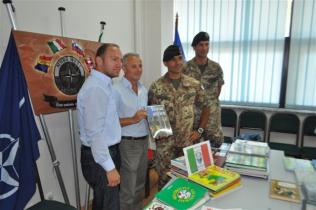 Kosovo/ Base “Villaggio Italia”, attività CIMIC. Il contingente italiano e la “Dante Alighieri” donano libri alla Biblioteca di Gjakova