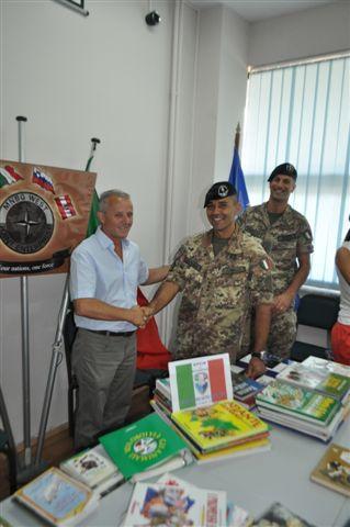 Kosovo/ Base “Villaggio Italia”, attività CIMIC. Il contingente italiano e la “Dante Alighieri” donano libri alla Biblioteca di Gjakova