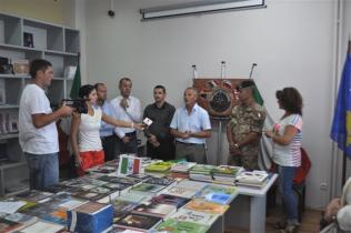 Kosovo/ Base “Villaggio Italia”, attività CIMIC. Il contingente italiano e la “Dante Alighieri” donano libri alla Biblioteca di Gjakova