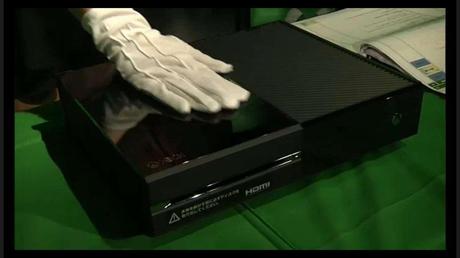Un unboxing con i guanti per il lancio di Xbox One in Giappone