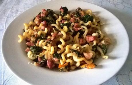 Fusilli bucati lunghi con spinaci e speck