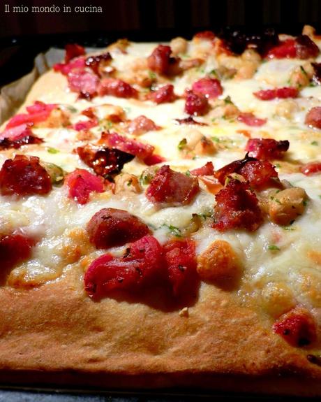 PIZZA con luganega,  PROVOLA AFFUMICATA, fagioli e pomodori secchi