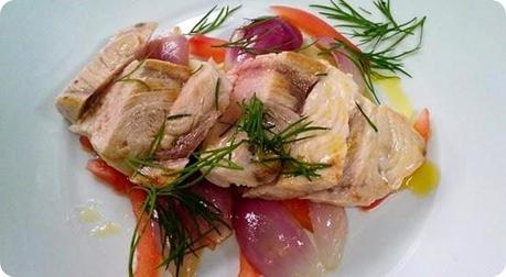 Tagliata di pesce spada con cipolla rossa