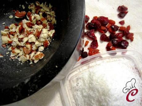 Crostata di pere alle nocciole e cocco con bacche di Goji: storie di magia e di bizzarre follie