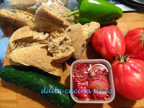 Panzanella con pane di segale di Stoupa