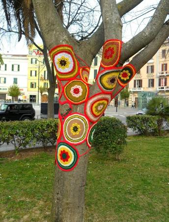 BOLZANO, TRAVOLTA DA COLORI E YARN BOMBING