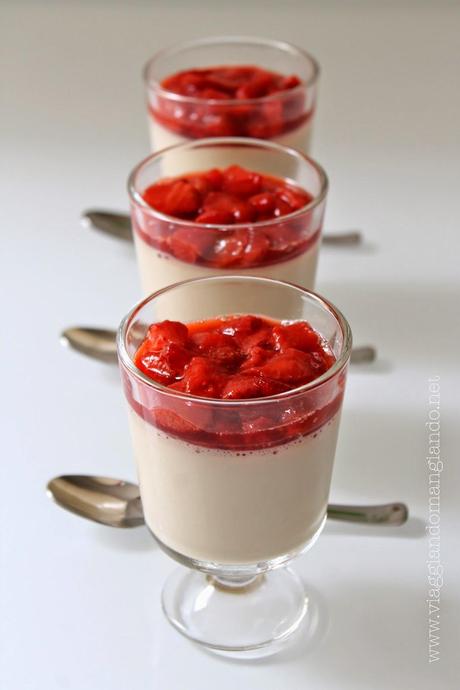 PANNA COTTA AL COCCO CON SALSA ALLE FRAGOLE