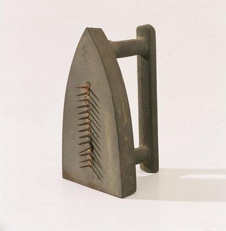 Cadeau-1974, ferro da stiro con chiodi