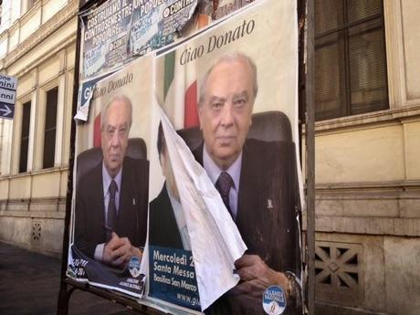 Muore un importante dirigente di partito. E il partito come lo celebra? Imbrattando tutta la città di manifesti abusivi per salutarlo, ovvio. E povero Donato La Morte