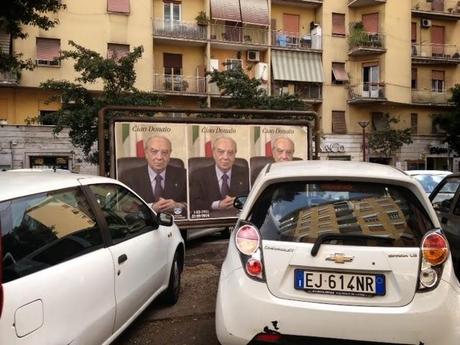 Muore un importante dirigente di partito. E il partito come lo celebra? Imbrattando tutta la città di manifesti abusivi per salutarlo, ovvio. E povero Donato La Morte