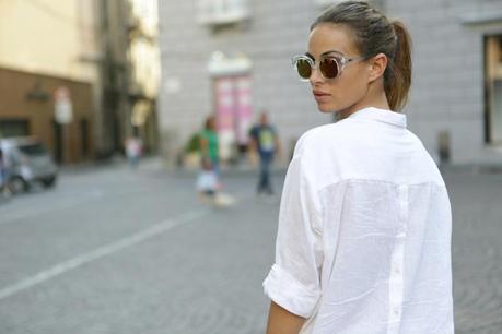 lovehandmade fashion blog_barbara valentina grimaldi fashion blogger_zara white shirt maxibag_shades opsobjects venne quay_bershka flower shorts_white studded sneakers 