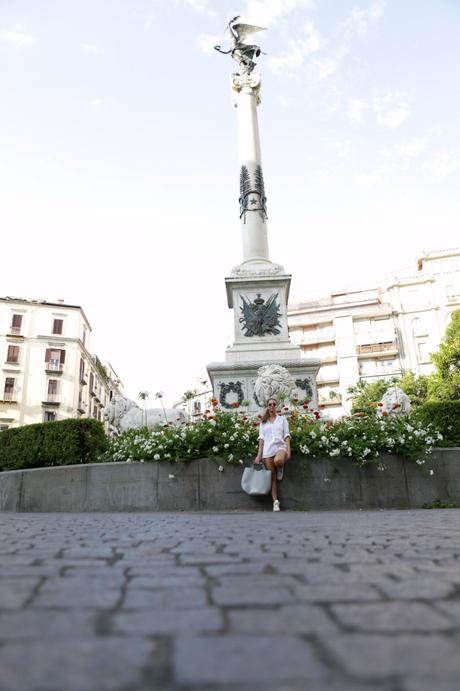 lovehandmade fashion blog_barbara valentina grimaldi fashion blogger_zara white shirt maxibag_shades opsobjects venne quay_bershka flower shorts_white studded sneakers 