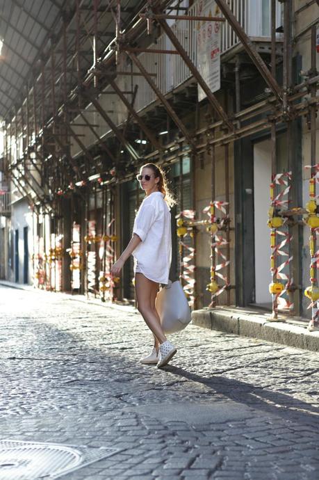 lovehandmade fashion blog_barbara valentina grimaldi fashion blogger_zara white shirt maxibag_shades opsobjects venne quay_bershka flower shorts_white studded sneakers 