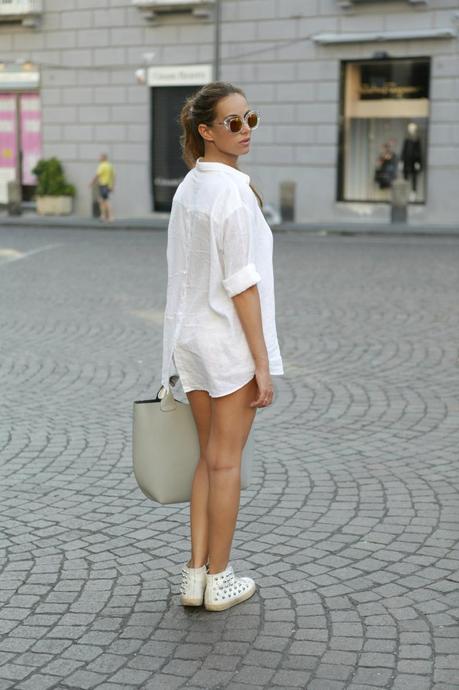 lovehandmade fashion blog_barbara valentina grimaldi fashion blogger_zara white shirt maxibag_shades opsobjects venne quay_bershka flower shorts_white studded sneakers 