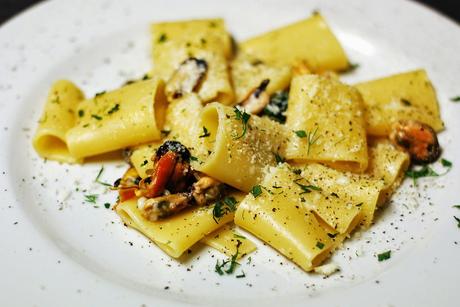 Paccheri, cozze, erbette e pecorino