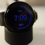 Galleria fotografica di Moto X 2014, Moto G 2014 e Moto 360 Moto-360-Charger-AH-2