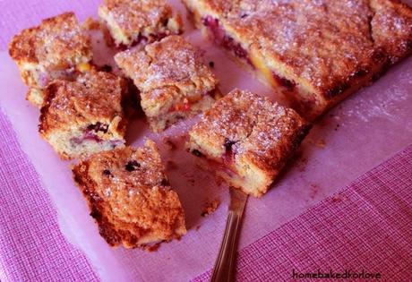 Torta di pesche e frutti di bosco al profumo di cardamomo