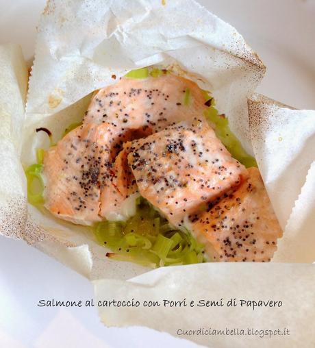 Bocconcini di Salmone al Cartoccio con Porri e Semi di Papavero