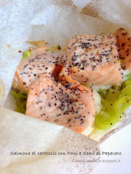 Bocconcini di Salmone al Cartoccio con Porri e Semi di Papavero