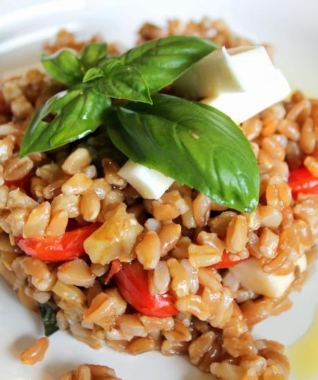 Insalata di Farro con Pomodorini Marinati al Balsamico, Melanzane e Caciotta