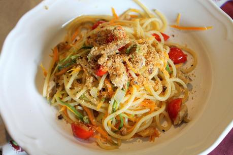 Spaghetti quadrati con Sgombro, Verdure dell'Orto e Pane Croccante