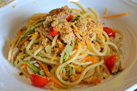 Spaghetti quadrati con Sgombro, Verdure dell'Orto e Pane Croccante