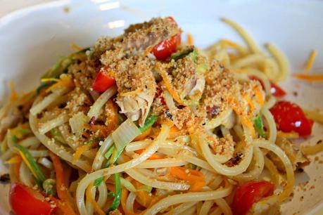 Spaghetti quadrati con Sgombro, Verdure dell'Orto e Pane Croccante